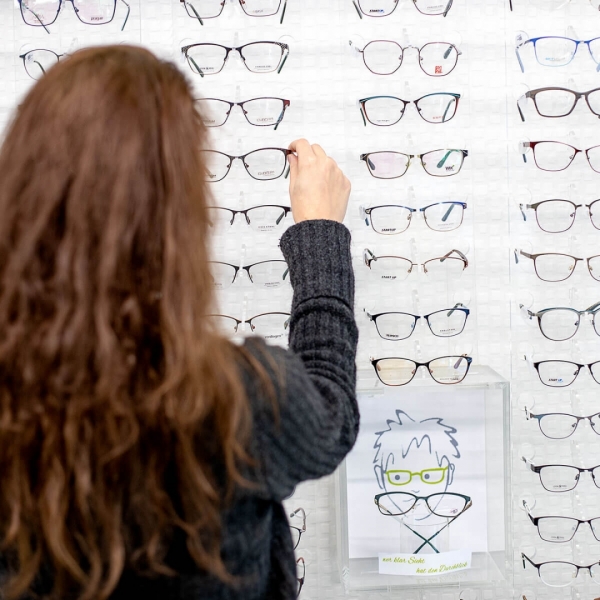 Egal ob Sie unsere Brillen online oder im Geschäft begutachten, auf Sie wartet eine große Auswahl an Brillen für Damen, Herren und Kinder